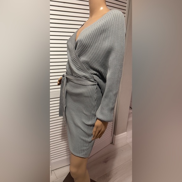 Love Tree NWOT. Sage textured deep V-neck front and back.Waist tie, size Medium. - Picture 4 of 12